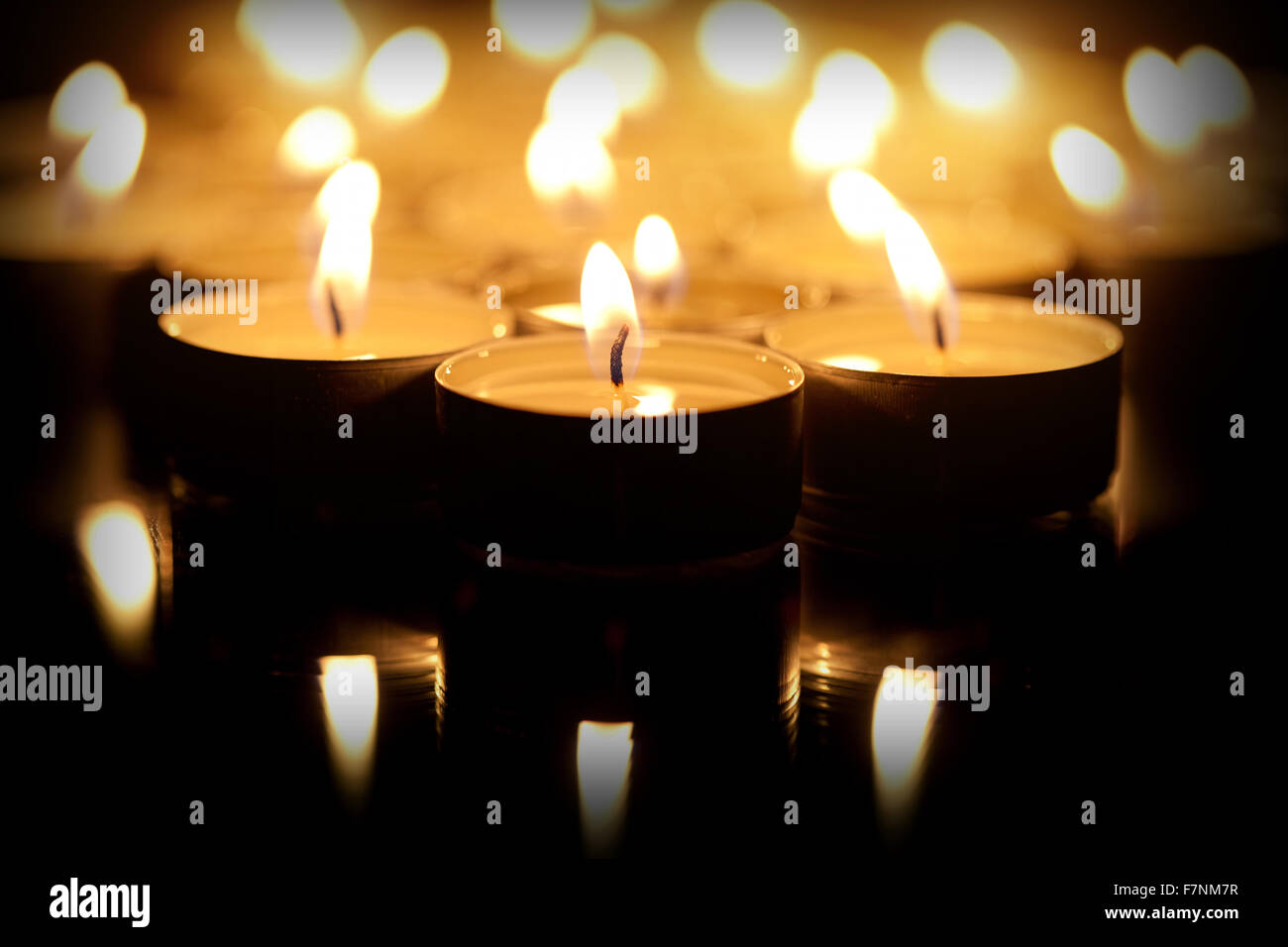 Beaucoup de bougie dans l'obscurité Banque D'Images