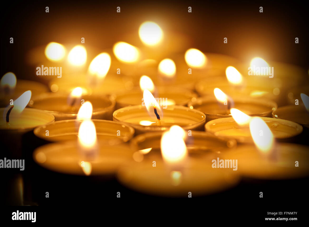 Beaucoup de bougie dans l'obscurité Banque D'Images
