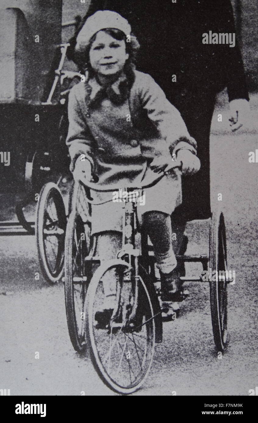 La princesse (plus tard la reine Elizabeth II) Elizabeth de Grande-bretagne sur un tricycle 1933 Banque D'Images