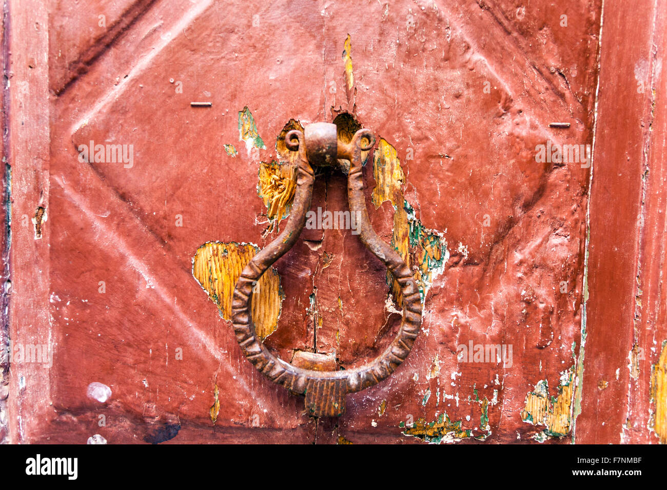 Ancienne porte de knocker sur porte en bois rustique Rethymno Crète Grèce Banque D'Images