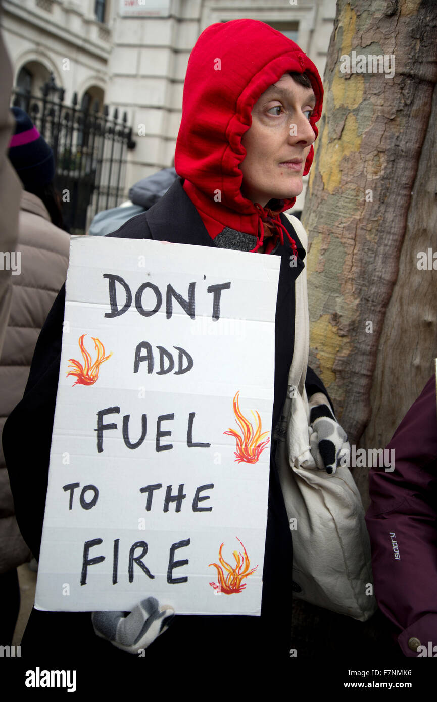 La bombe dont la Syrie.Une femme portant un sweat rouge est titulaire d'une  pancarte disant 'ne pas ajouter de l'huile sur le feu Photo Stock - Alamy