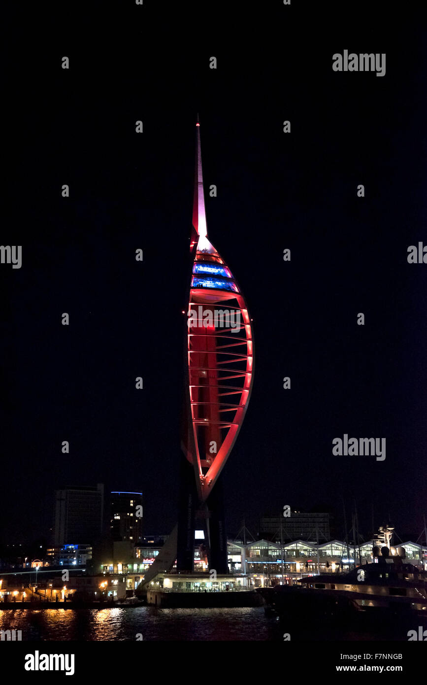 Go, Grande-Bretagne, Royaume-Uni, Royaume-Uni, Portsmouth, Gunwharf Quay, Nov 2015, vue verticale de la tour Spinnaker lit up at night Banque D'Images