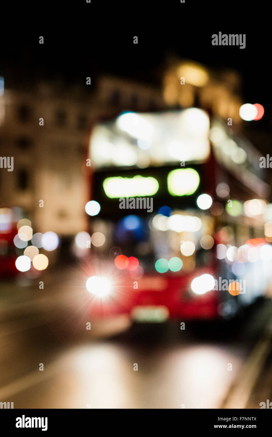 UK, Londres, defocused double-decker bus at night Banque D'Images