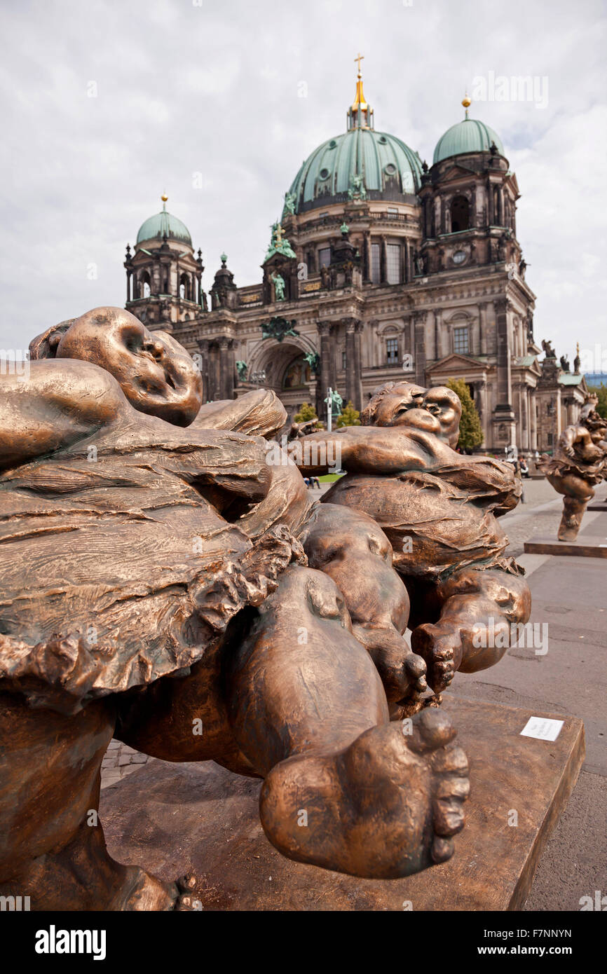 Allemagne, Berlin, sculptures de l'artiste Xu Hongfei en face de la cathédrale de Berlin Banque D'Images