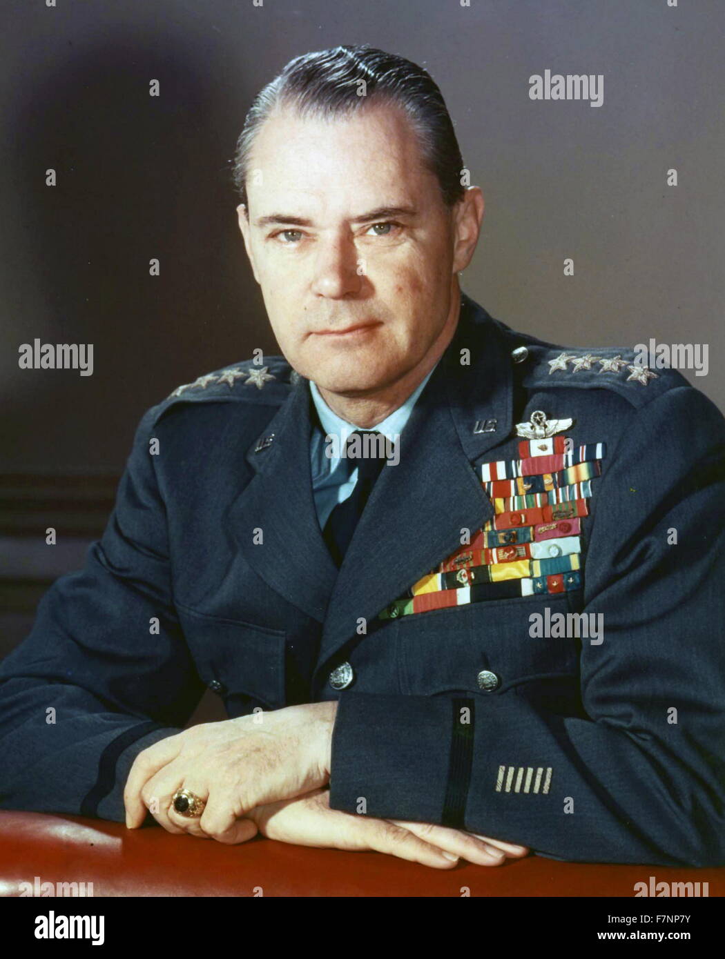 Hoyt S. Vandenberg (1899 - 1954). Général de l'Armée de l'air, Chef de cabinet, et le deuxième directeur de l'Agence centrale du renseignement. Au cours de la Seconde Guerre mondiale, était le commandant général Vandenberg de la Ninth Air Force, un tactical air force en Angleterre et en France, à appuyer l'armée, d'août 1944 jusqu'à ce jour. Vandenberg Air Force Base sur la côte centrale de Californie est nommé général de Vandenberg. En 1946, il a été brièvement le Chef du renseignement militaire américain. Banque D'Images
