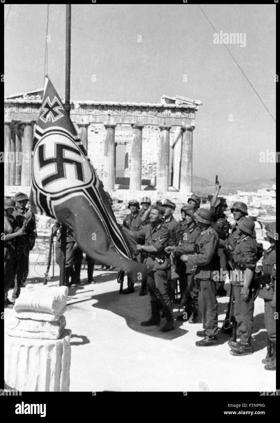 Les troupes allemandes augmentant la croix gammée sur l'Acropole, 1941 Banque D'Images