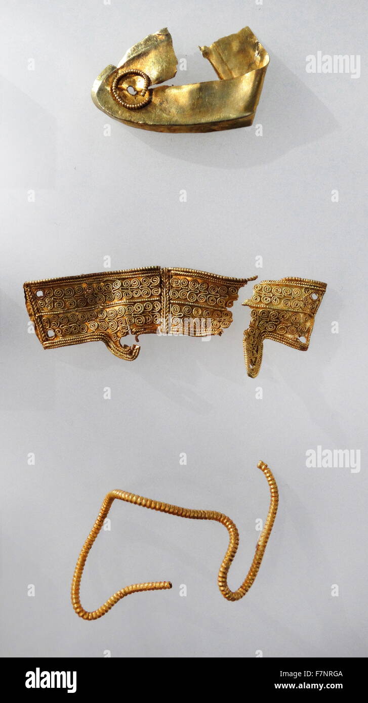 Pièces endommagées de l'Anglo-Saxon sword : revêtement de la poignée de la plaque de montage, avec décoration en filigrane et boucle de fil métallique de la poignée. En date du 6e siècle Banque D'Images