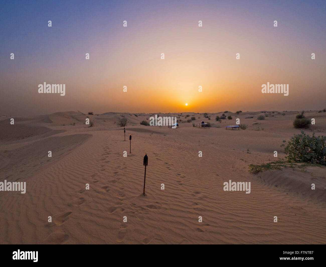 Une promenade dans le désert à Dubaï au coucher du soleil Banque D'Images