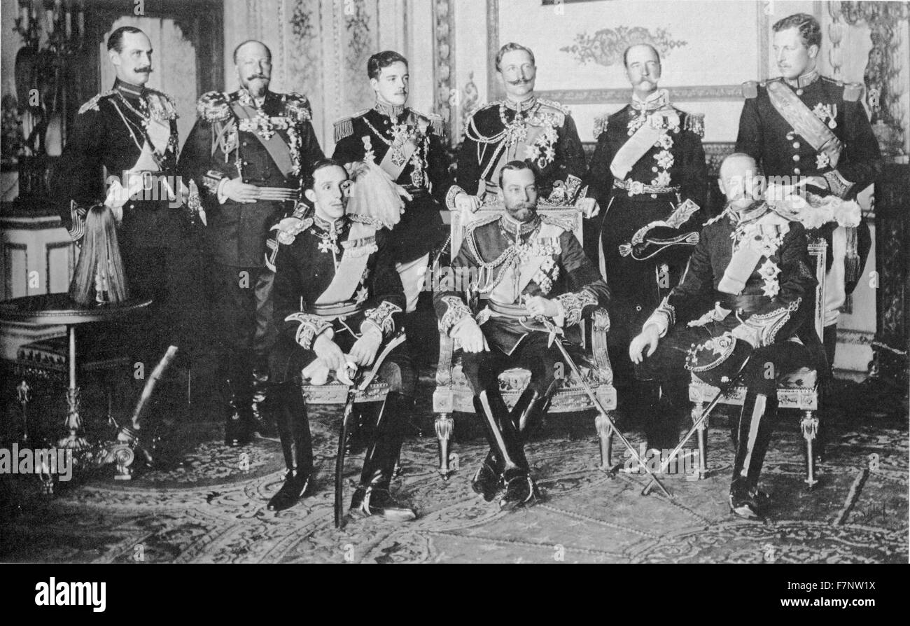 En mai 1910, l'image se sont rassemblés à Londres pour les funérailles du roi Édouard VII. Parmi les personnes en deuil ont été neuf rois régnant, qui ont été photographiés ensemble à ce qui peut très bien être la seule photographie de neuf rois régnant jamais prise. Des neuf pays représentés, quatre serait destitué et assassiné un. Dans les cinq dernières années, la Grande-Bretagne et la Belgique serait en guerre avec l'Allemagne et la Bulgarie. Seulement cinq des neuf représentés sur la photo des monarchies existent encore aujourd'hui. Banque D'Images