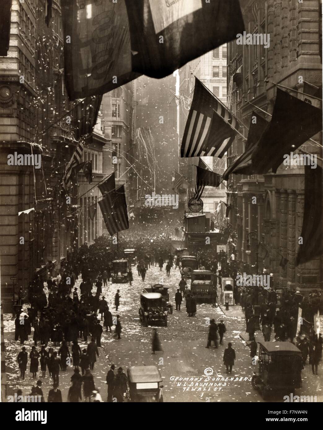 L'Allemagne se rend. La photographie montre la fête à Wall Street avec des confettis, des drapeaux américains, et des foules de gens. Banque D'Images