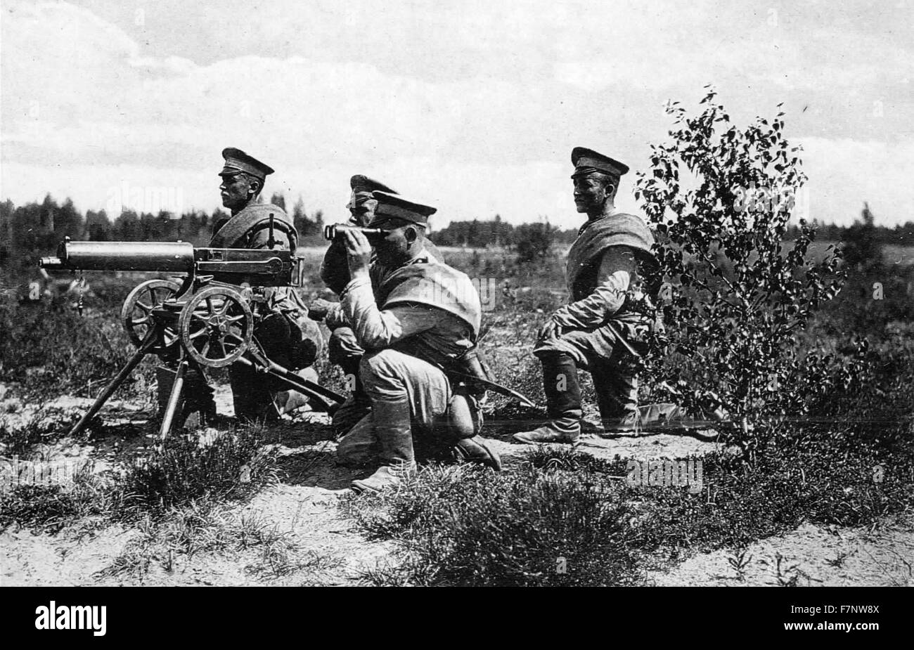 Photographie de l'Empire russe et l'équipe du canon avec un 1905 sur un Maxim Sokolov de trépied. Datée 1943 Banque D'Images