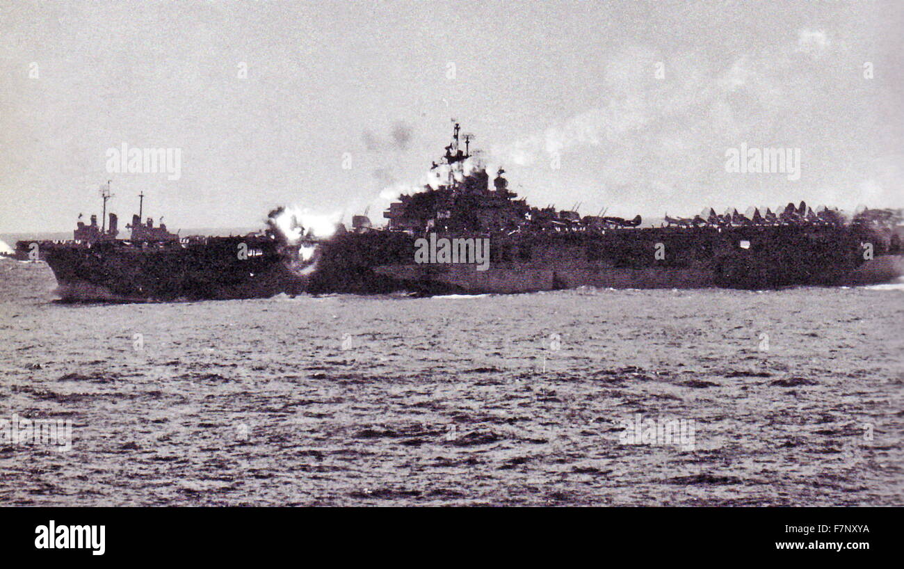 Pilote kamikaze japonais s'écrase dans l'USS Essex 1944. USS Essex (CV/CVA/CVS-9) était un porte-avions, le premier navire de la classe Essex 24-navires construits pour la marine des États-Unis pendant la Seconde Guerre mondiale. Elle était le quatrième navire de la Marine américaine à porter ce nom. Mise en service en décembre 1942, d'Essex a participé à plusieurs campagnes dans le théâtre des opérations du Pacifique, qui gagne la Presidential Unit Citation et 13 étoiles de bataille. Banque D'Images