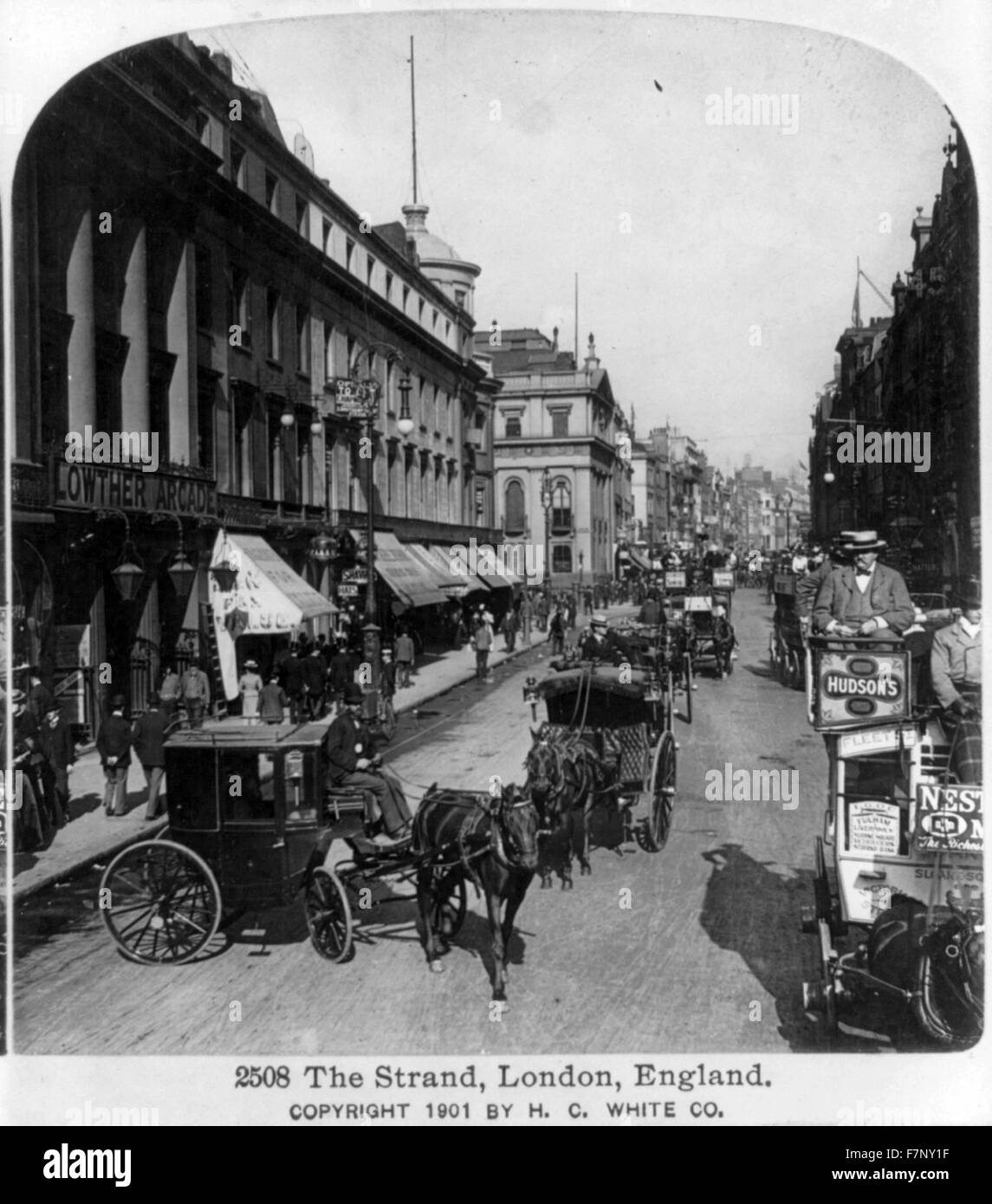 Le Strand, London, Angleterre avec calèches à cheval Banque D'Images