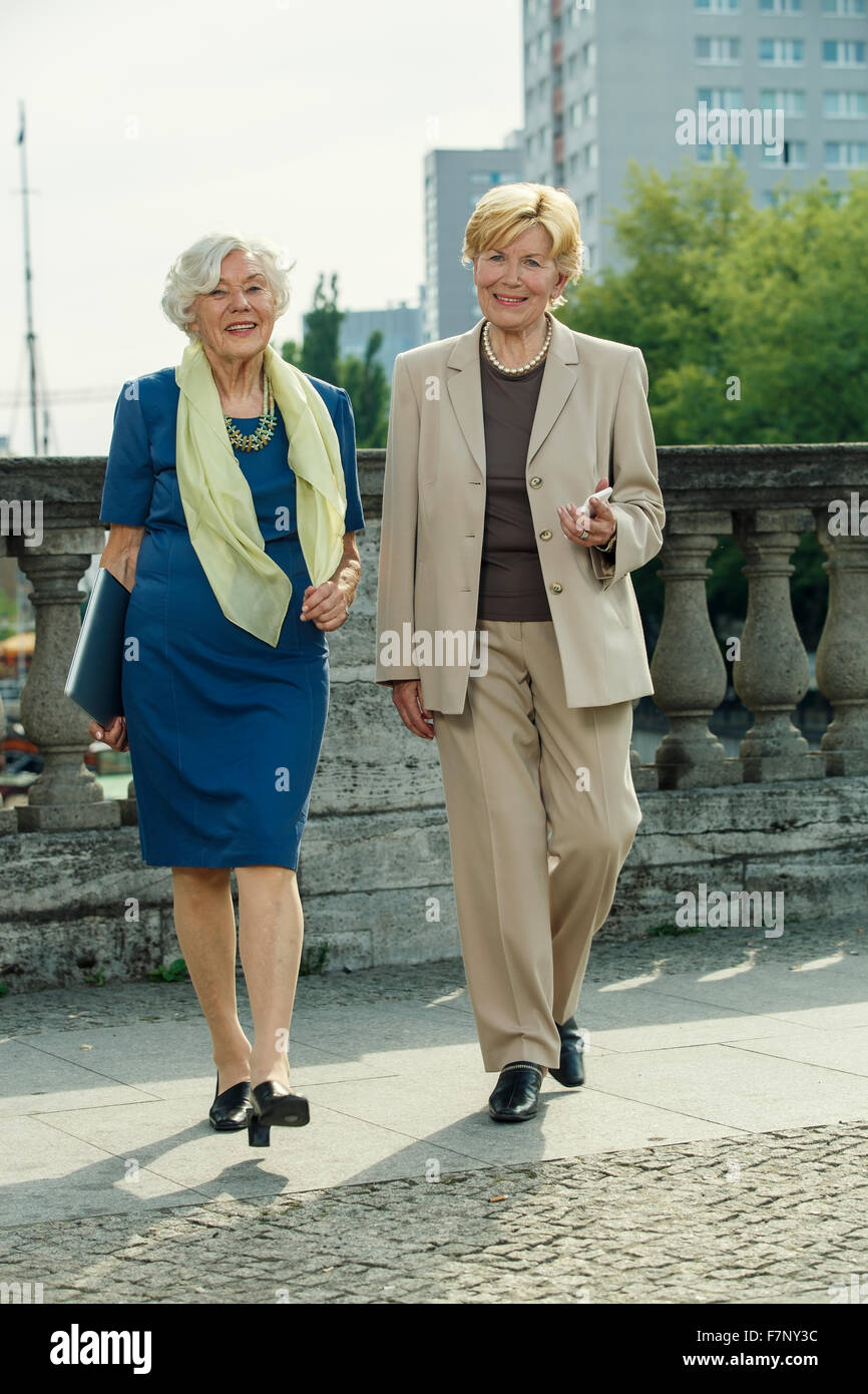Allemagne, Berlin, portrait de deux femmes d'affaires senior avec ordinateur portable et smartphone Banque D'Images