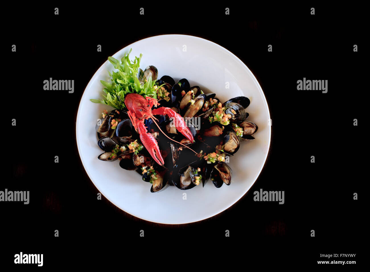 Poissons avec moules à craw plaque blanche Banque D'Images