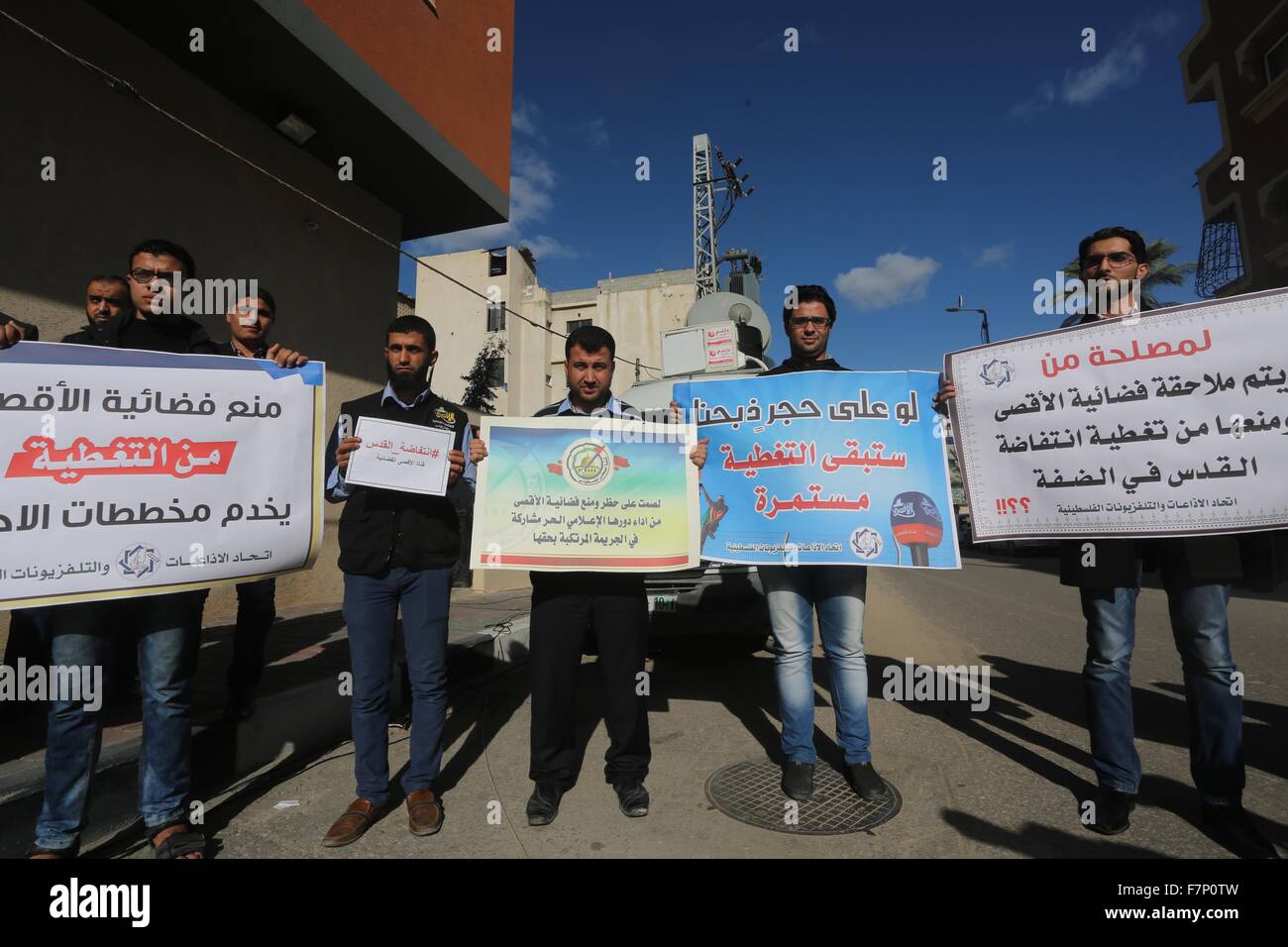 La ville de Gaza, bande de Gaza, territoire palestinien. 2 Décembre, 2015. Les journalistes palestiniens tiennent des pancartes lors d'une manifestation pour protester contre la fermeture de la station de radio al-Aqsa et de chaînes TV en Cisjordanie par les forces de sécurité israéliennes, dans la ville de Gaza le 2 décembre 2015 Crédit : Mohammed Asad APA/Images/ZUMA/Alamy Fil Live News Banque D'Images