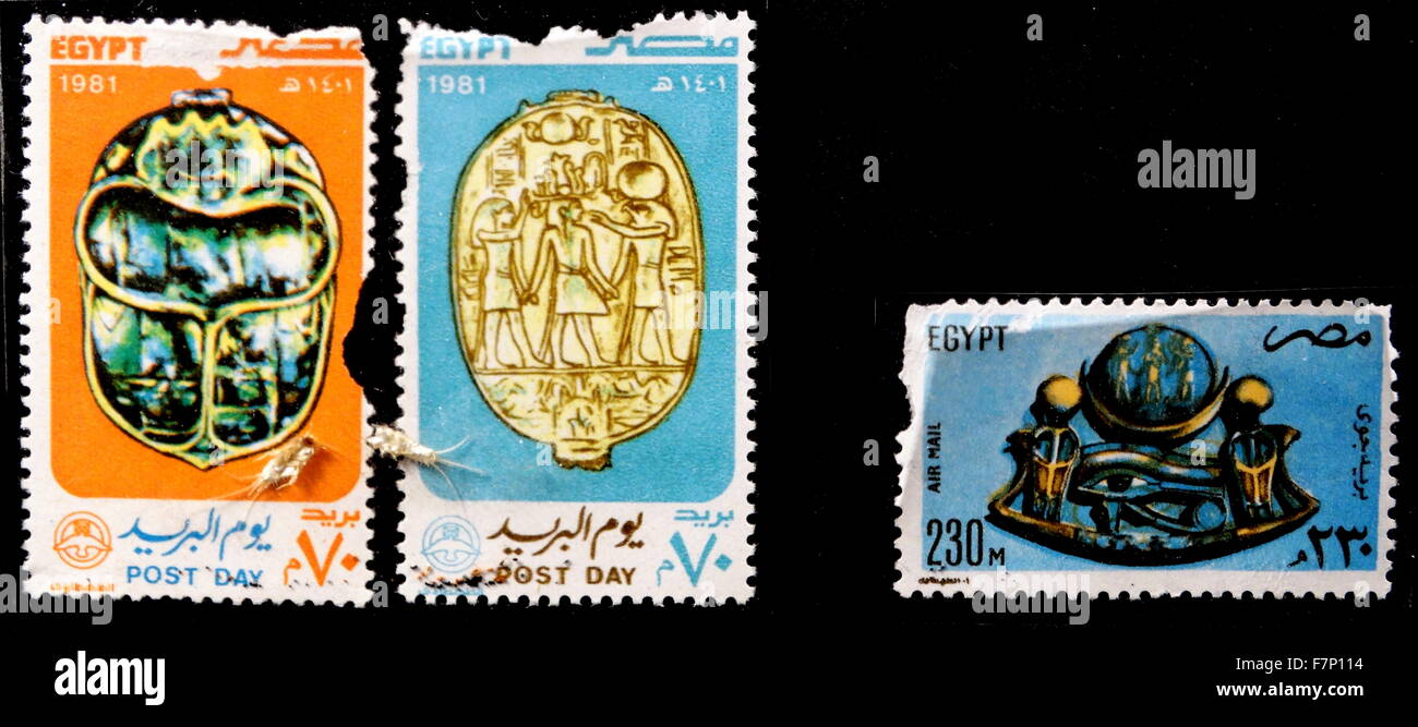 1981 timbres-poste égyptien avec symboles, dont le scarabée et oeil Ouadjet. Banque D'Images