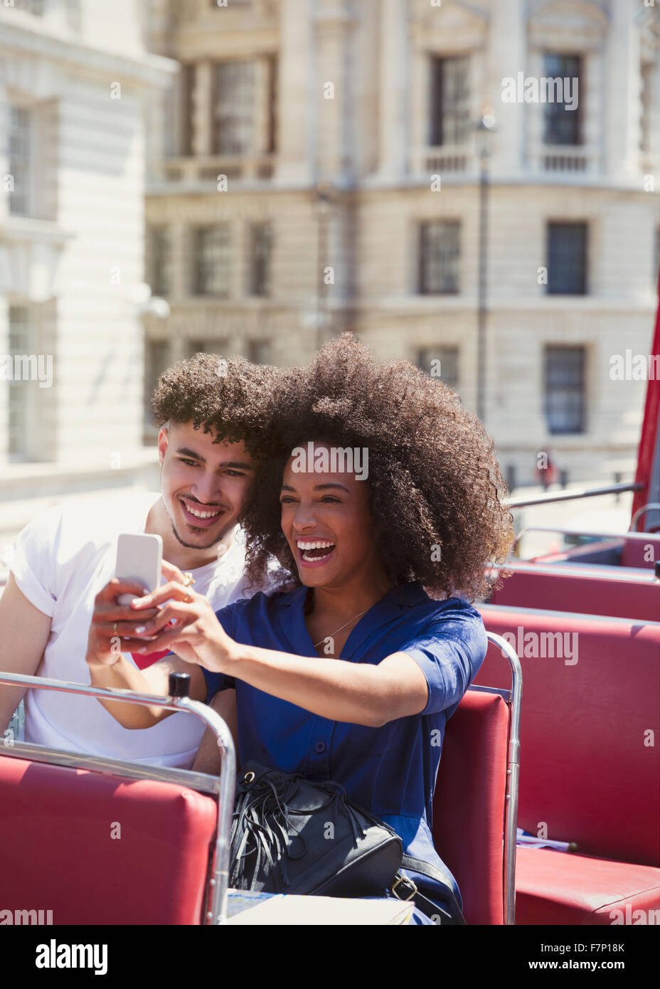 Couple sur selfies bus double étage Banque D'Images