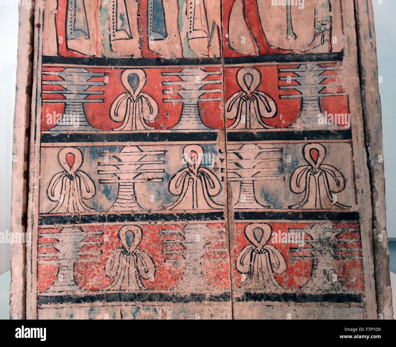 Boîte en bois utilisé dans un tombeau égyptien, comme conteneur pour les organes internes au cours de la période ptolémaïque (302-30 av. J.-C.). Richement décorée de motifs religieux avec plusieurs amulettes entre eux. Ouadjet (-eyes, le pilier teints, le nœud d'Isis, symbole de l'EFU l'ankh ou l'uraeus Sceptre). Banque D'Images