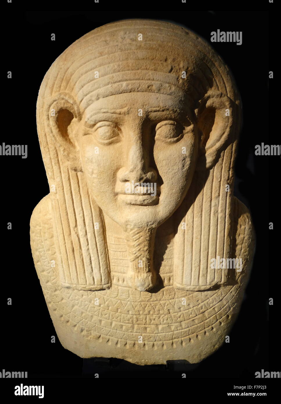 3.Ancient Egyptian Coffin. La pierre calcaire. Période ptolémaïque (304-30 av. Le sarcophage anthropomorphe a été largement utilisé à partir du Nouvel Empire à la fin de la civilisation pharaonique. Banque D'Images