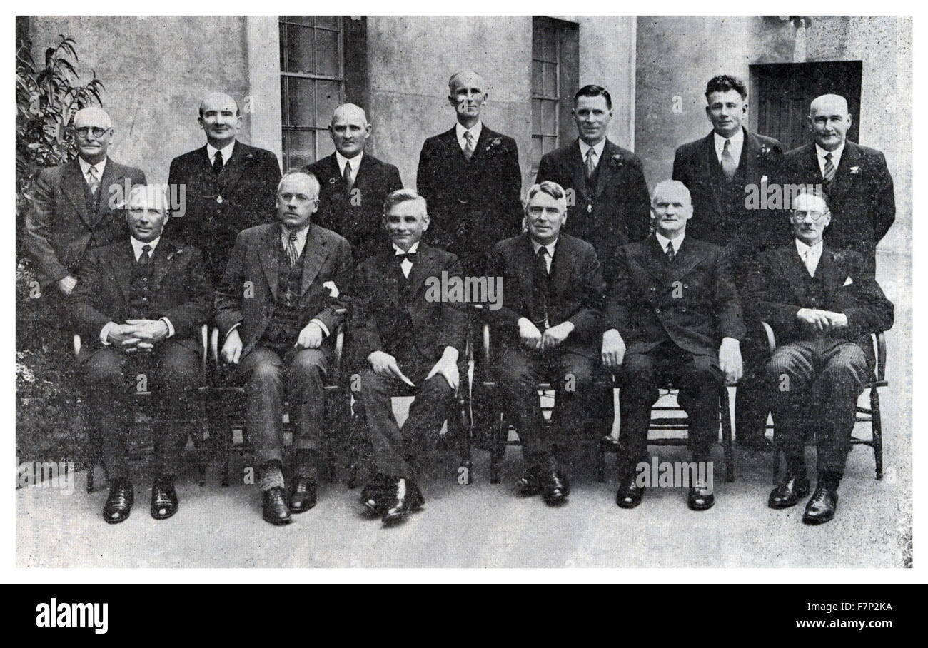 Nouvelle-zélande : le premier gouvernement travailliste en 1935. Rangée arrière : W. Lee Martin (ministre de l'Agriculture) ; P. C. Webb (ministre des Mines) ; F. Langstone (Ministre des terres) ; H. G. R. Mason (Procureur général, ministre de la Justice) ; F. Jones (postes) ; D. G. Sullivan (Ministre de l'Industrie et du Commerce) ; H. T. Armstrong (Ministre de l'emploi). Rangée avant : W. E. PARRY (Ministre de l'Intérieur) ; P. Fraser (ministre de l'éducation) ; M. J. Savage (PREMIER MINISTRE) ; W. Nash (ministre des Finances) ; M. Fagan, M.L.C. (Chef du Conseil législatif) ; R. Semple (Ministre des Travaux publics). Banque D'Images