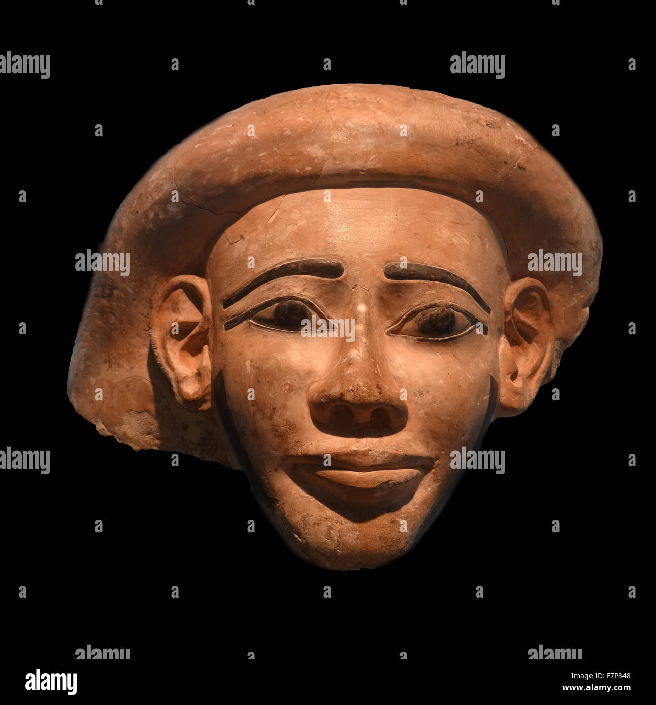 Partie supérieure d'un cercueil égyptien couvercle. La pierre calcaire. 26e dynastie (664-525 avant J.-C.). l'utilisation de cercueils anthropoïde est devenue très répandue. Ce fragment montre la partie correspondant à la face de la personne décédée Banque D'Images