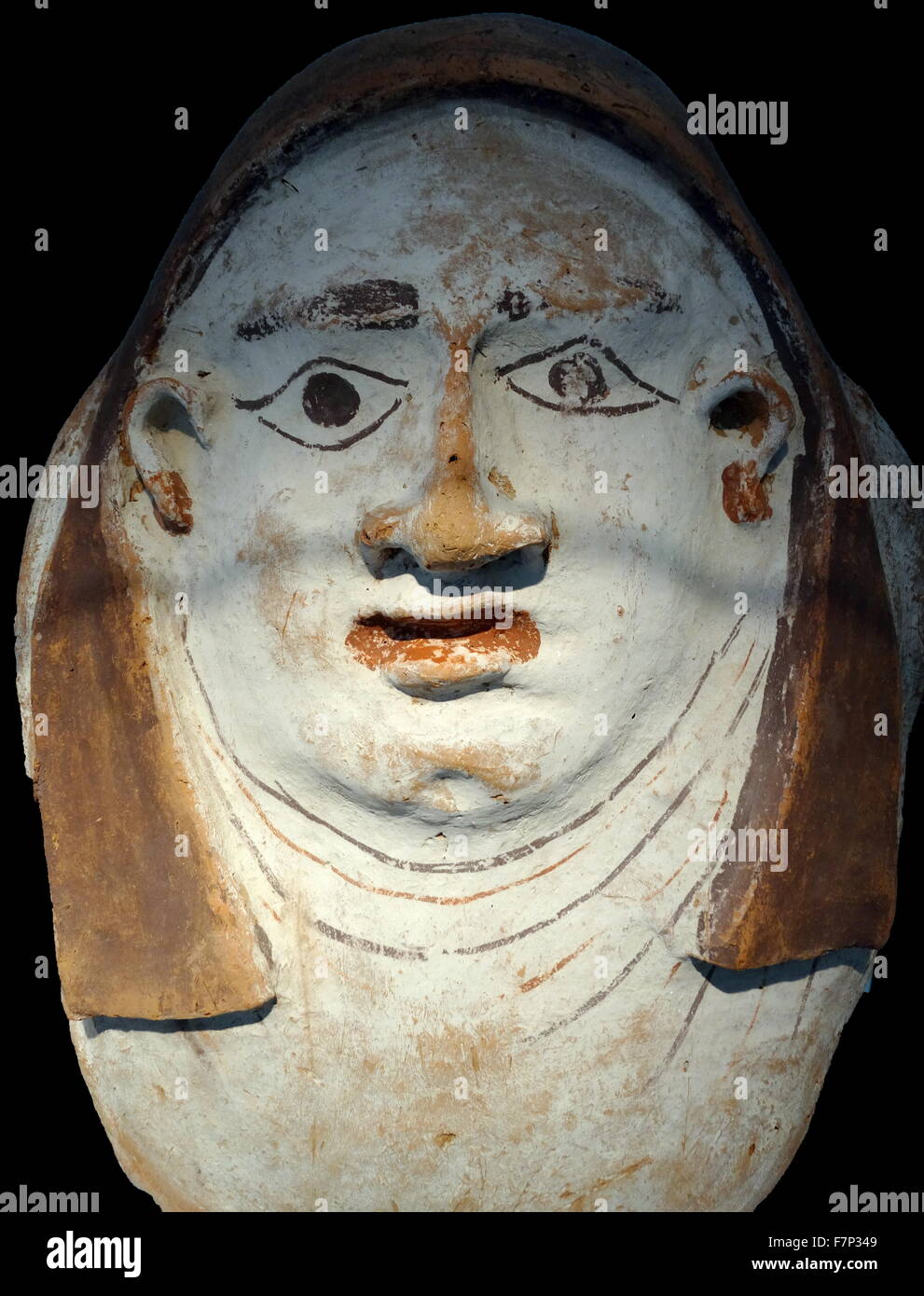 Partie supérieure d'un cercueil égyptien couvercle. La pierre calcaire. 26e dynastie (664-525 avant J.-C.). l'utilisation de cercueils anthropoïde est devenue très répandue. Ce fragment montre la partie correspondant à la face de la personne décédée Banque D'Images