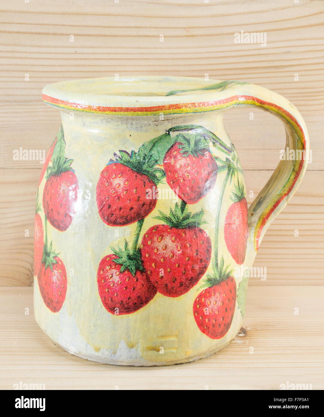 Décoration Découpage motif fraise pitcher contre fond de bois Banque D'Images