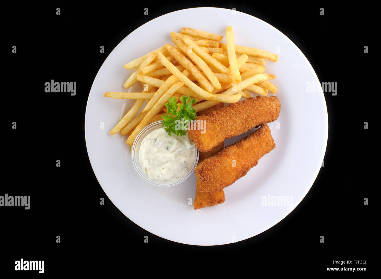 Copeaux de poisson et frites avec sauce au fromage en plaque blanche fond noir Banque D'Images