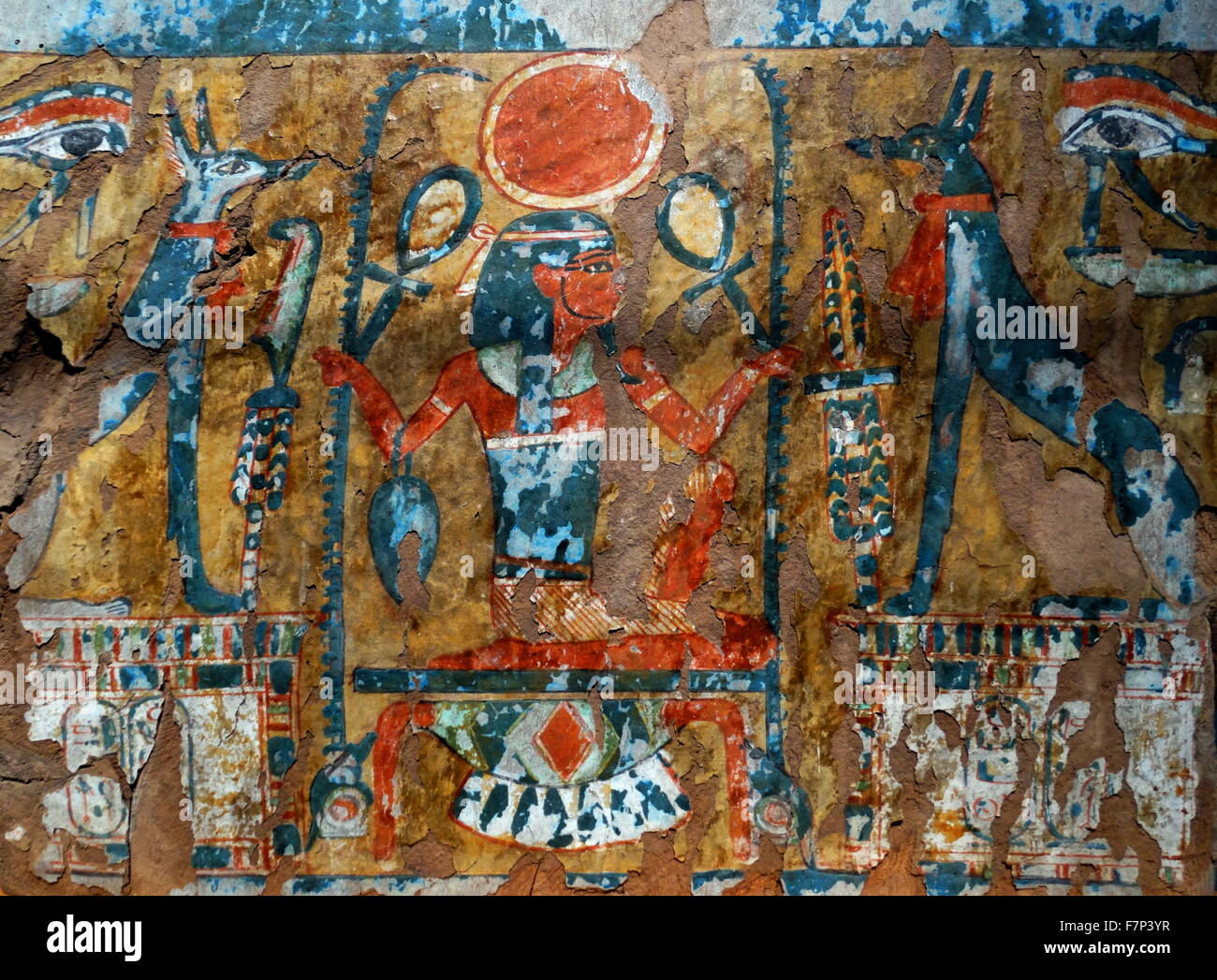 Un fragment de bois peint. 21e dynastie (1070-945 avant J.-C.) à partir d'une porte ou cercueil. Au milieu de la scène est le dieu Heh de genou sur le signe de l'or. Il est titulaire de l'ankh (la vie) et le signe pour renep (l'année). Ce n'est rapide sur un têtard bade (nombre 100,000), assis sur le nœud shen (l'éternité). L'iconographie est une claire allégorie de la vie éternelle. Dans le texte hiéroglyphique apparaissent les nomen et le praenomen d'Amenhotep dieu patron de la vie des artisans de Deir el-Wledina, plus probablement le site archéologique d'origine de l'élément. Banque D'Images