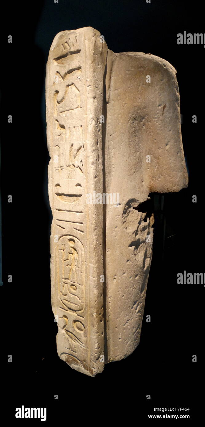 En forme d'Osiris statue de Pharaon Ramsès II. Le grès. 19e dynastie, règne de Ramsès II (1290-1224 avant J.-C.). Le pharaon est maintenant deux des attributs royaux : le crook (hekat) et le fouet nekhakha (fléau). Banque D'Images