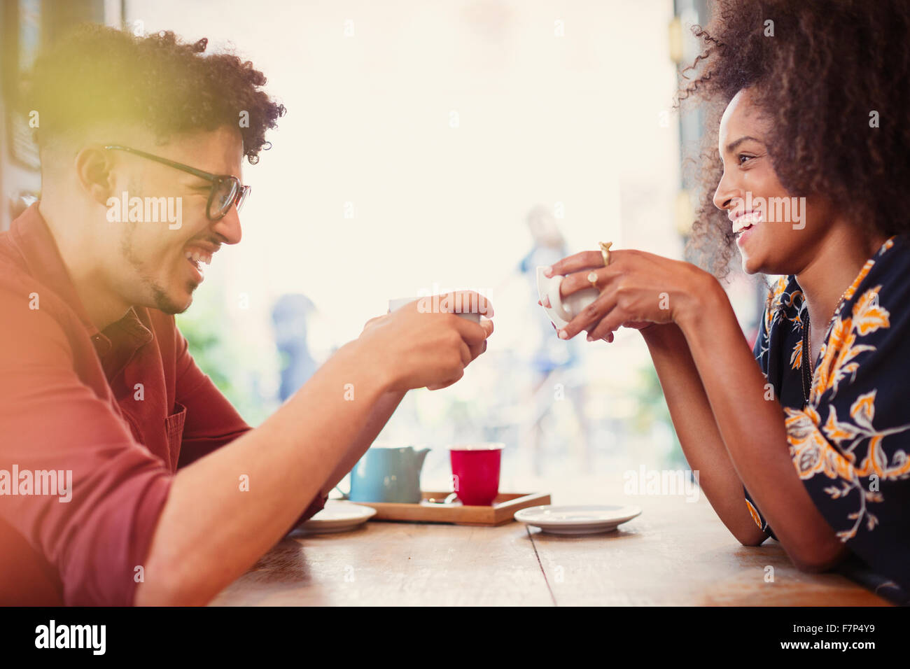 Couple drinking coffee face à face en cafe Banque D'Images