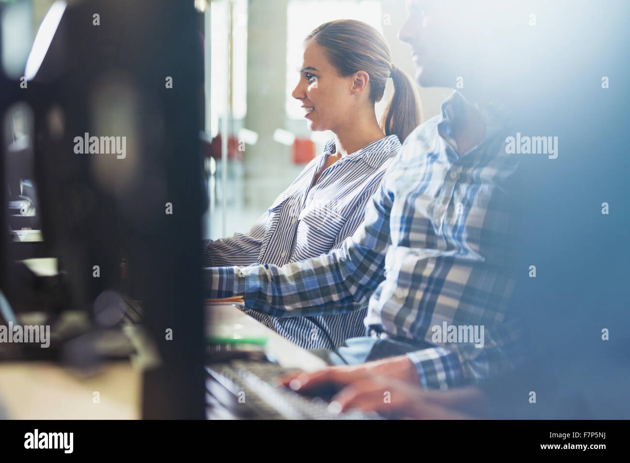 Les élèves de classe d'ordinateurs dans l'éducation des adultes Banque D'Images