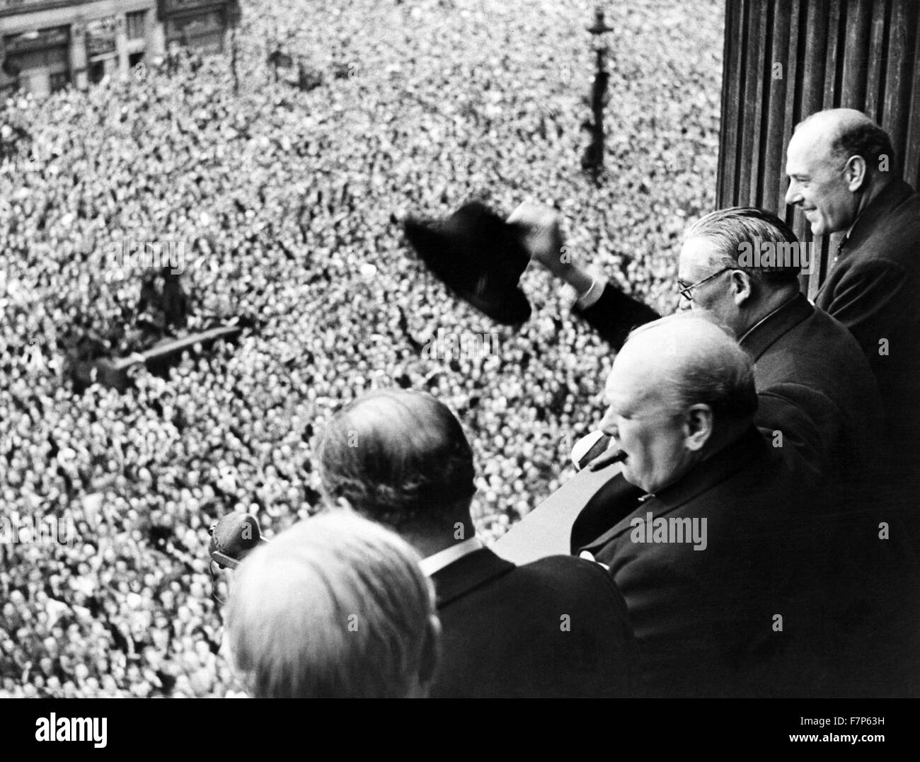 Photographie de Sir Winston Churchill (1874-1965) Homme d'État britannique qui fut le premier ministre du Royaume-Uni, avec vue sur la foule célébrant la fin de la Seconde Guerre mondiale à Londres. Datée 1945 Banque D'Images