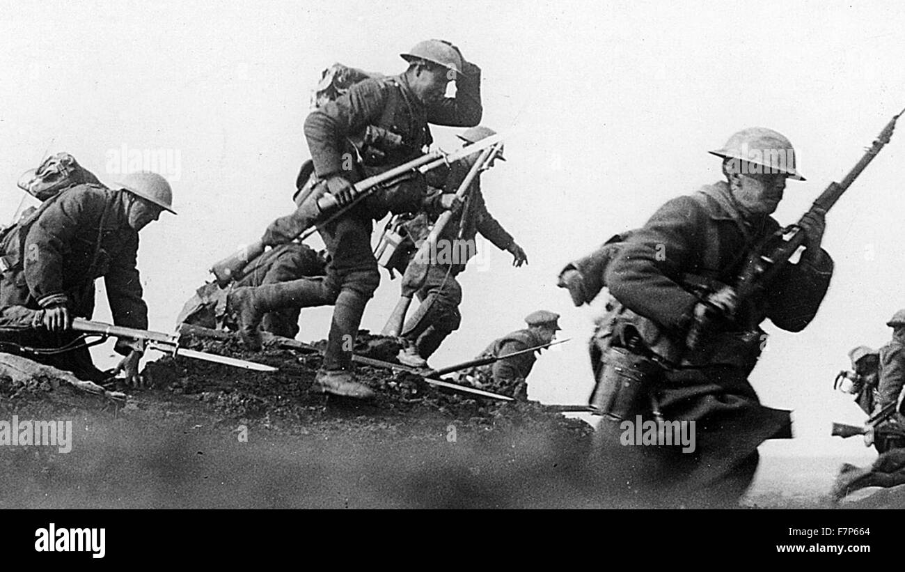 Photographie de soldats canadiens pratiquant passe au-dessus de la formation tranchées pendant la Première Guerre mondiale. Datée 1916 Banque D'Images