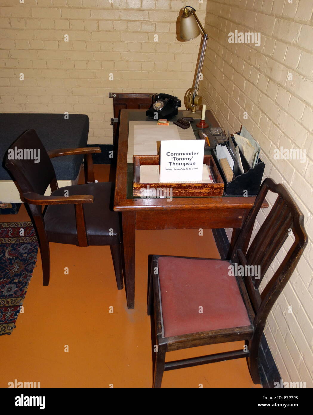 Bureau avec téléphone dans les Cabinet War Rooms bunker, Londres ; l'Angleterre. La guerre chambres étaient utilisés par le gouvernement britannique en tant que protection des ministres de premier plan au cours de la seconde guerre mondiale. Banque D'Images