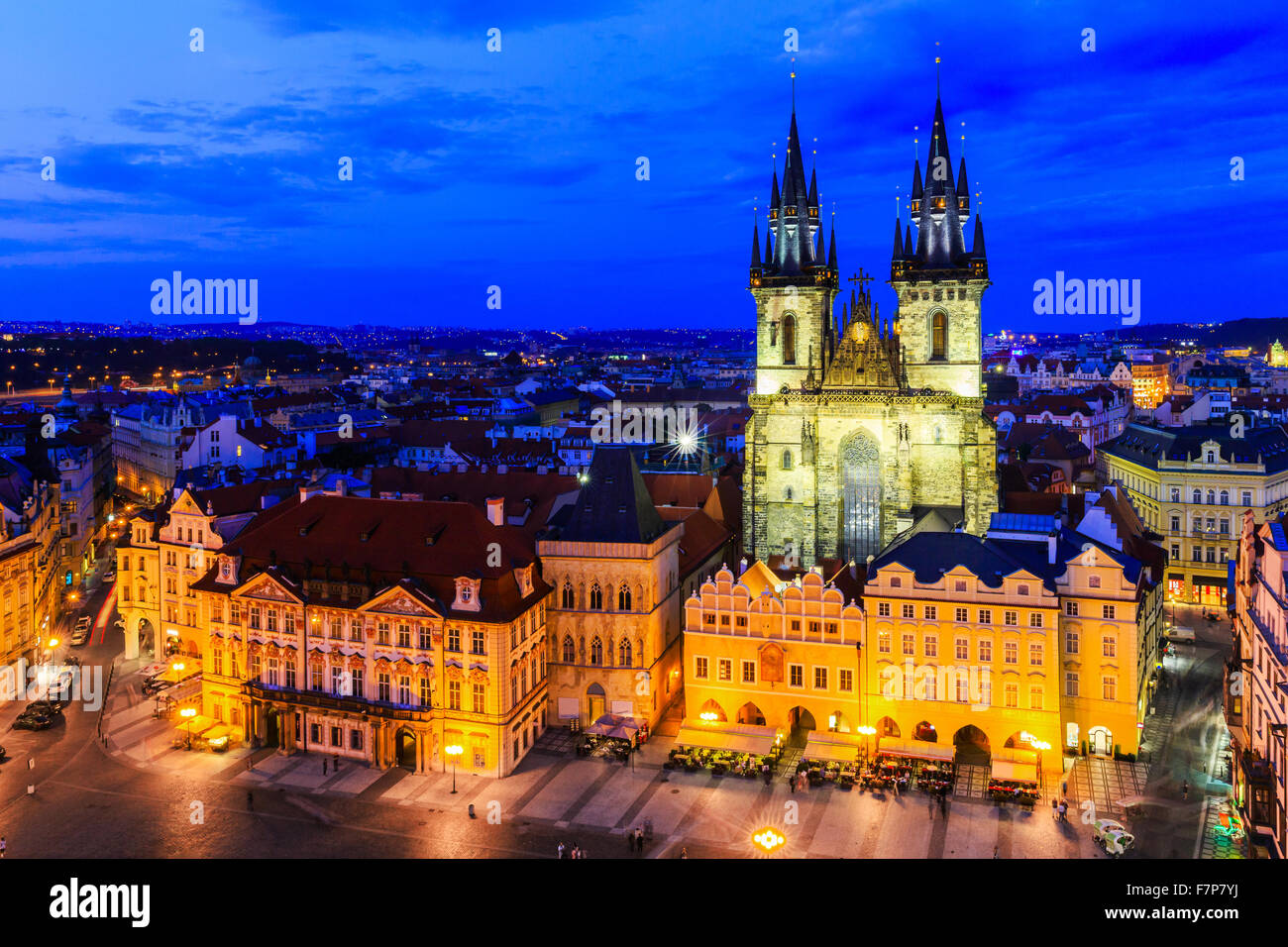 Prague, République tchèque. La cathédrale de Tyn, au crépuscule. Banque D'Images