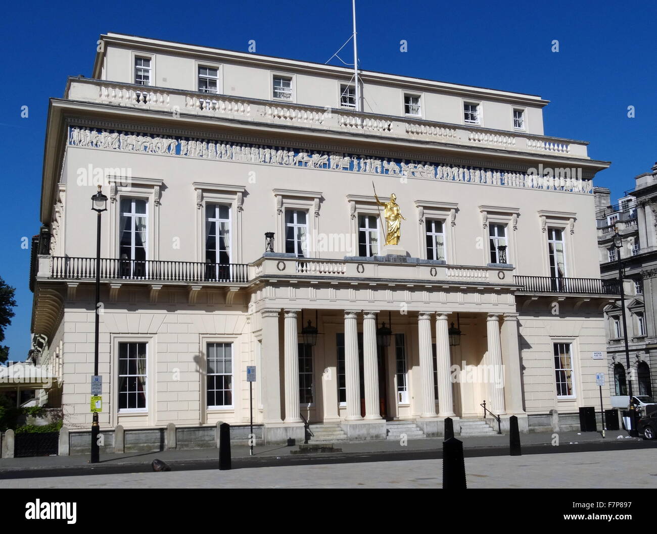 L'Athenaeum est un club de Londres, fondée en 1824. Il a été conçu par Decimus Burton dans le style néoclassique avec un portique dorique, au-dessus duquel se trouve une statue de la déesse de la sagesse, Athéna. La frise en bas-relief est une copie de la frise autour du Parthénon à Athènes. Banque D'Images