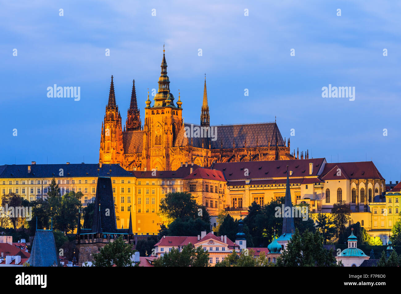 Prague, République tchèque. La cathédrale Saint-Guy au crépuscule. Banque D'Images