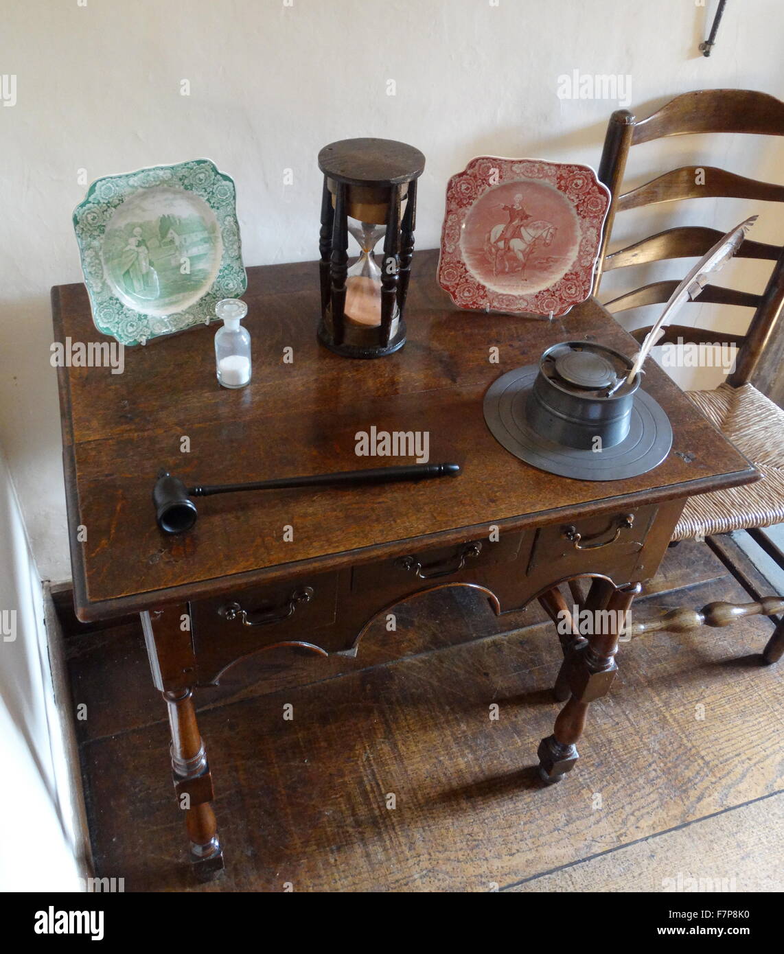 Côté anglais du 17ème siècle avec la table avec de l'encre à la plume, au stand Manoir Sulgrave, Angleterre, maison ancestrale de George Washington. 2016 Banque D'Images