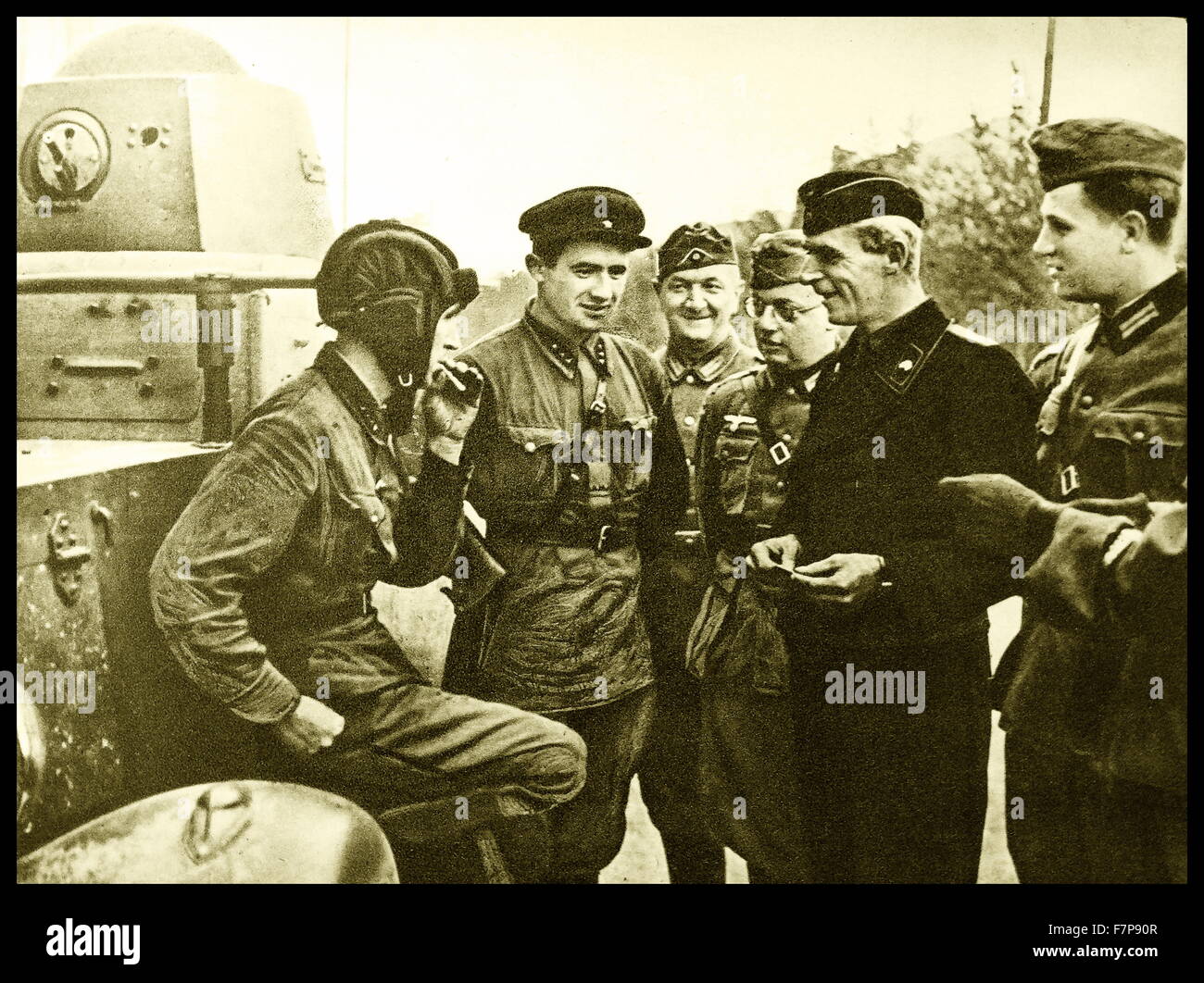 Plusieurs soldats allemands sont réunis autour d'un réservoir, la socialisation et le tabagisme. Les soldats ont été stationnés à la frontière russe allemand c1939 Banque D'Images