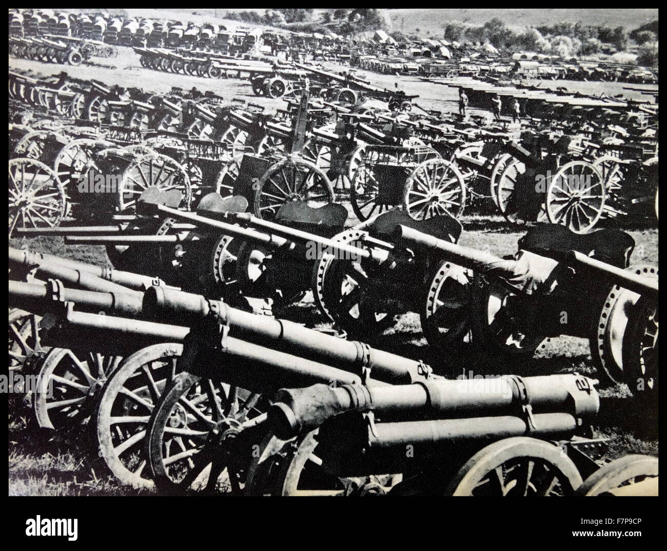 Un champ de canons, d'être prêts à être réutilisés pour d'autres équipements militaires. Prises au cours de la Seconde Guerre mondiale. Banque D'Images