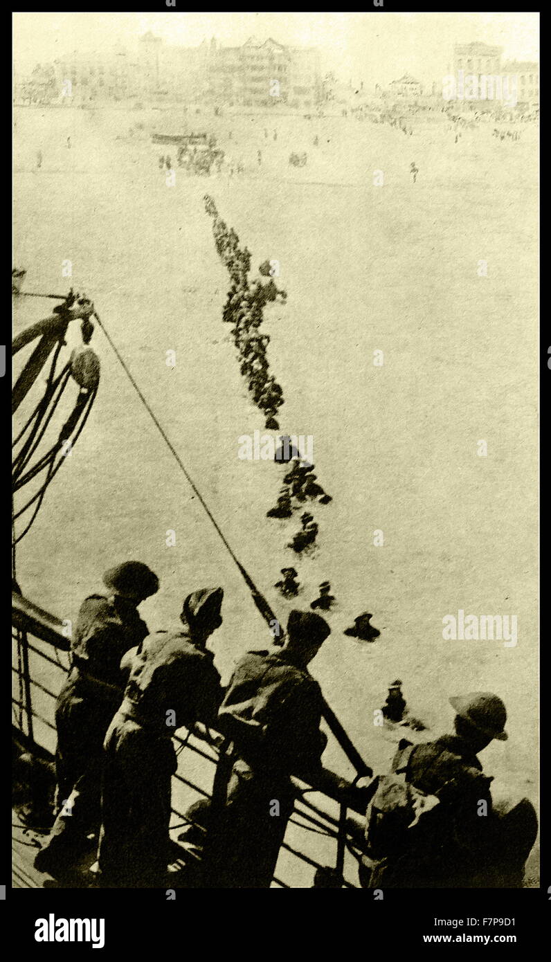 Dans la longue chaîne wade soldats britanniques de la plage par l'eau , la dernière êtes-vous jusqu'au cou , pour se préparer à leurs bateaux de réception . Les magazines anglais a apporté des images de ce type avec la formation d'un marin anglo-saxon typique et soldat Humour Signature : Gardez vos chaussettes sécher ! Banque D'Images