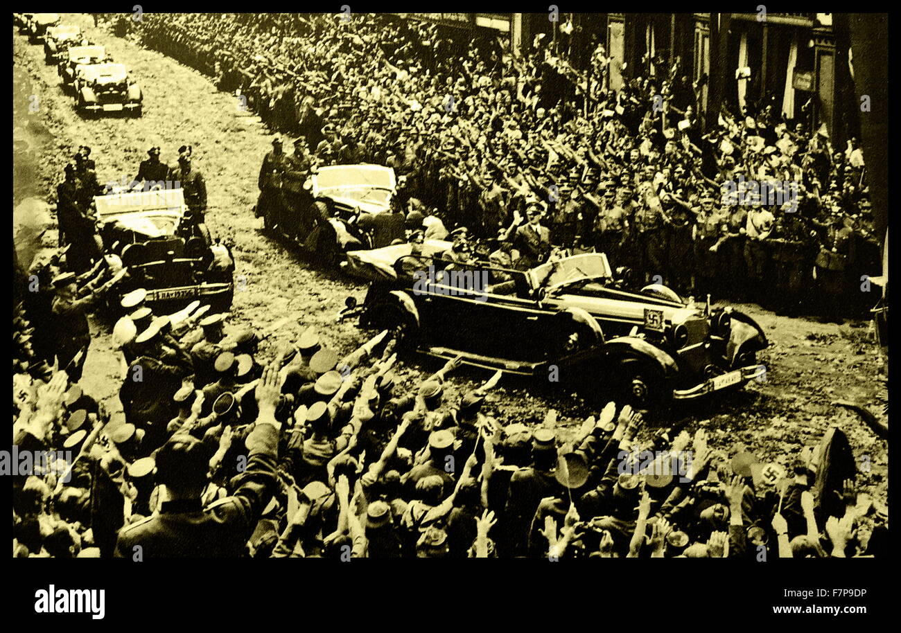 Adolf Hitler est montré un salut nazis de sa voiture lors d'un rallye, prise peu après l'occupation de la France en 1940, pendant la Seconde Guerre mondiale. Banque D'Images