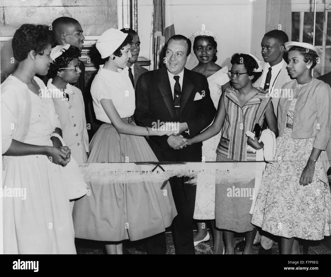 Impression photographique de Robert Wagner (1910-1991), maire de New York, le message d'adolescents qui, intégré Central High School de Little Rock, Arkansas. Photographe, Walter Albertin. En date du 1958. Banque D'Images