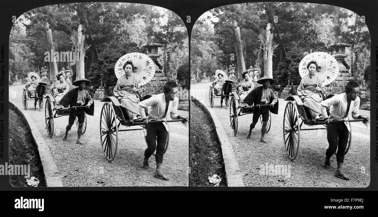 Impression photographique sur carte stéréo de yukie (femmes japonaises qui a travaillé en tant que prostituées) pour une diffusion en pousse-pousse le long de l'ancienne Avenue, Nara, Japon. Datée 1906 Banque D'Images