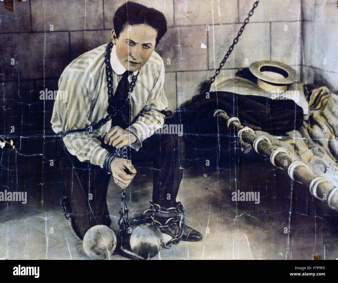 Tirage photographique, coloriés à la main, sous forme d'affiche, de Harry Houdini (1874-1926) un Hungarian-American illusionniste et stunt performer, remarqué pour ses actes échappent à sensation. Banque D'Images