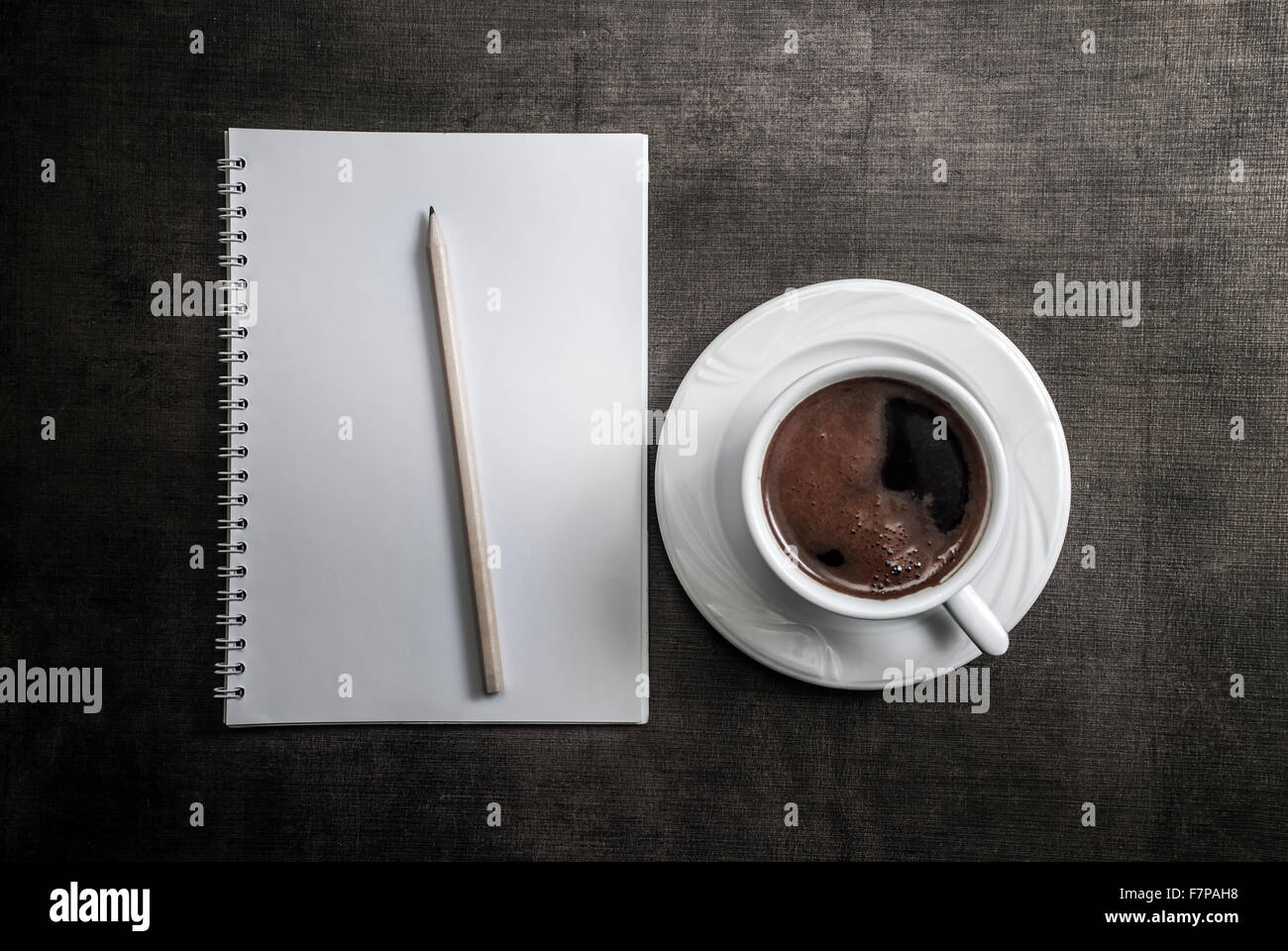 Ordinateur portable, stylo et du café sur la table. D'en haut Banque D'Images