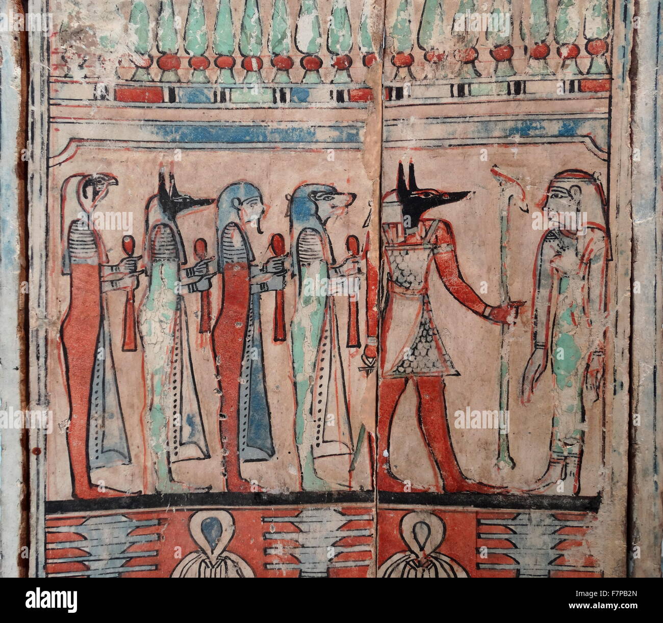 Boîte en bois utilisé dans un tombeau égyptien, comme conteneur pour les organes internes au cours de la période ptolémaïque (302-30 av. J.-C.). Richement décorée de motifs religieux avec plusieurs amulettes entre eux. (Oudjat s-yeux,le pilier teints, le nœud d'Isis, symbole de l'EFU l'ankh ou le sceptre uas). Banque D'Images