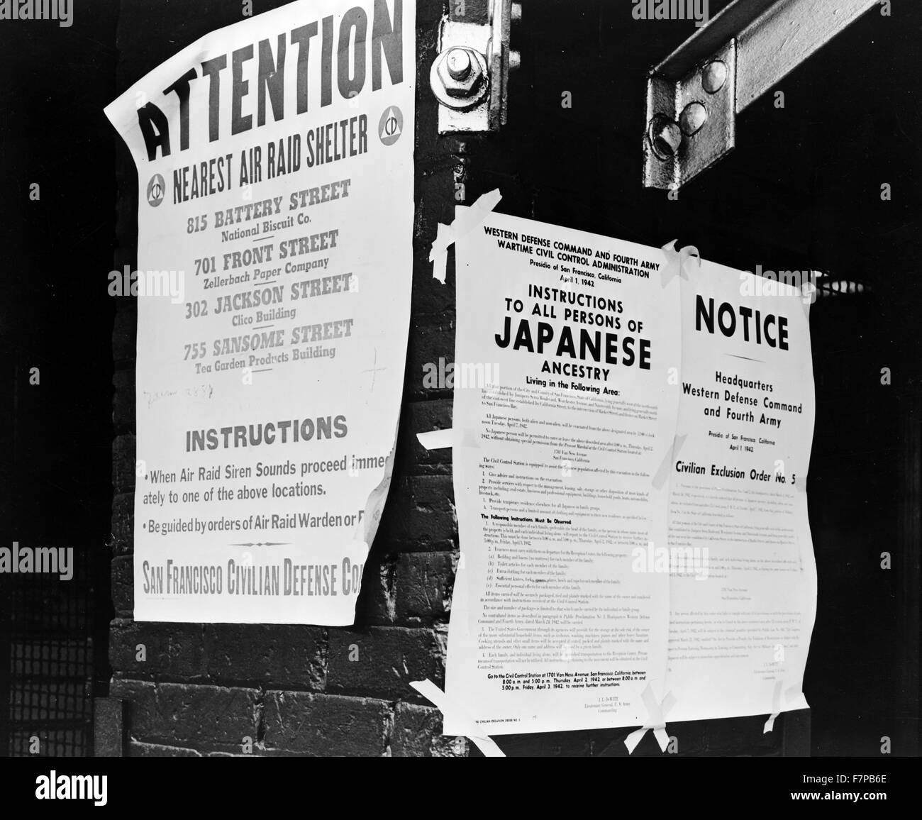 La Seconde Guerre mondiale, deux civils américains afin d'exclusion # 5, affiché au premier et rues avant, la direction dépose le 7 avril par des personnes d'origine japonaise, à partir de la première section de San Francisco d'être touchés par l'évacuation. Tirage photographique : la gélatine d'argent. Banque D'Images